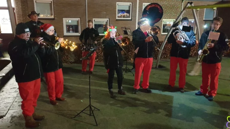 Een sfeervol optreden tijdens de Theelichtjestocht in Koekange!